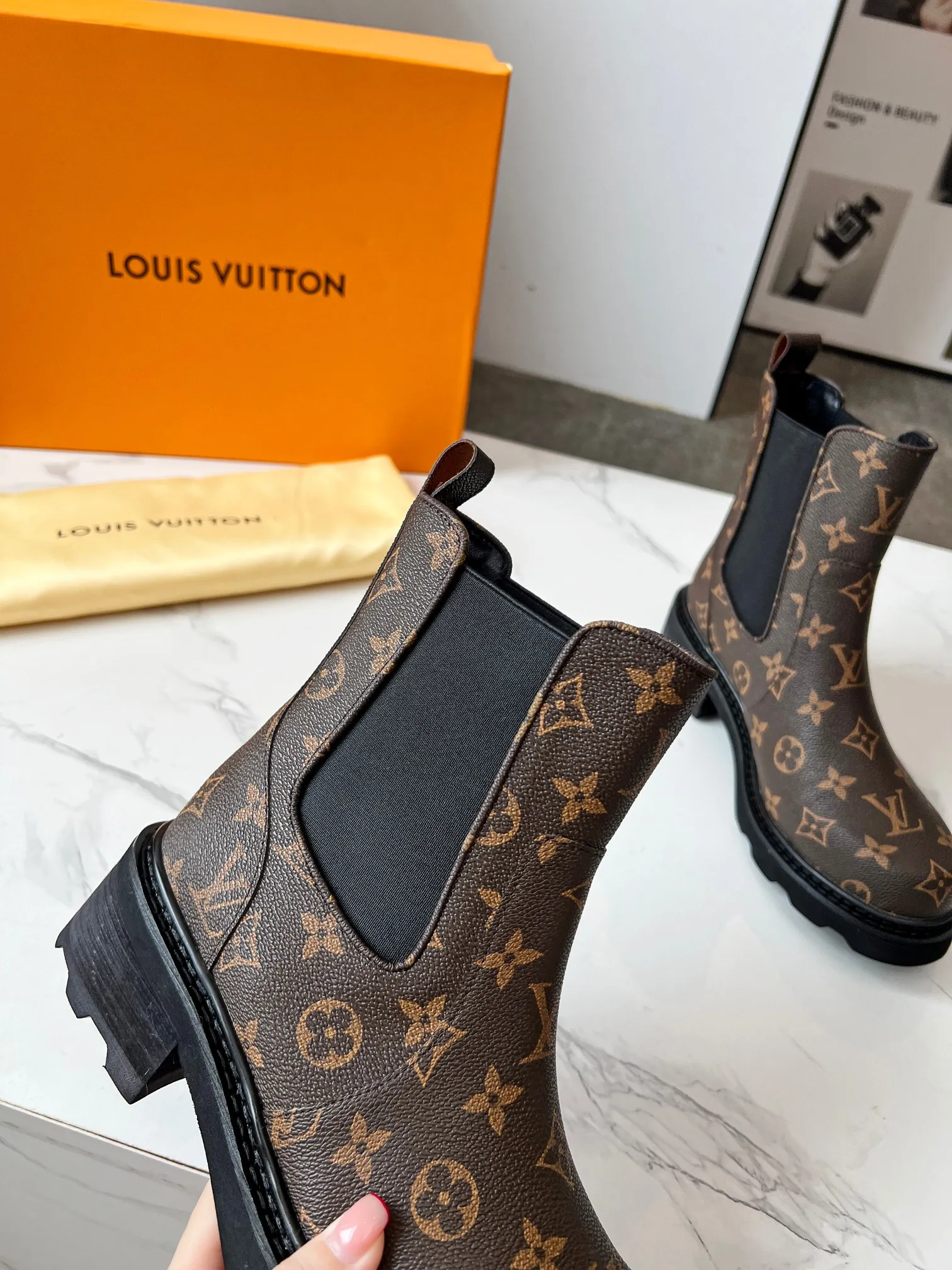 👟👟Ex-factory price 540👟👟 LOUS VUITON 🔥🔥🔥️ The latest short boots model from Louis Vuit 2025 official website, official website 💯 original version 1:1. LV Beaubourg uses calfskin to present a Chelsea-style upper, with a lightweight thick sole. Monogram canvas trim and contrast stitching outline the elastic side panels and seams respectively, cleverly interpreting the balance of strength and softness. It is a fashionable short boot that is comfortable and generous, versatile and very good-looking. Upper: Full-grain calfskin. Lining feet: sheepskin. Color: black/coffee, 35 to 40 yards, (414243 yards can be customized without return or exchange) Bosses are welcome to place orders